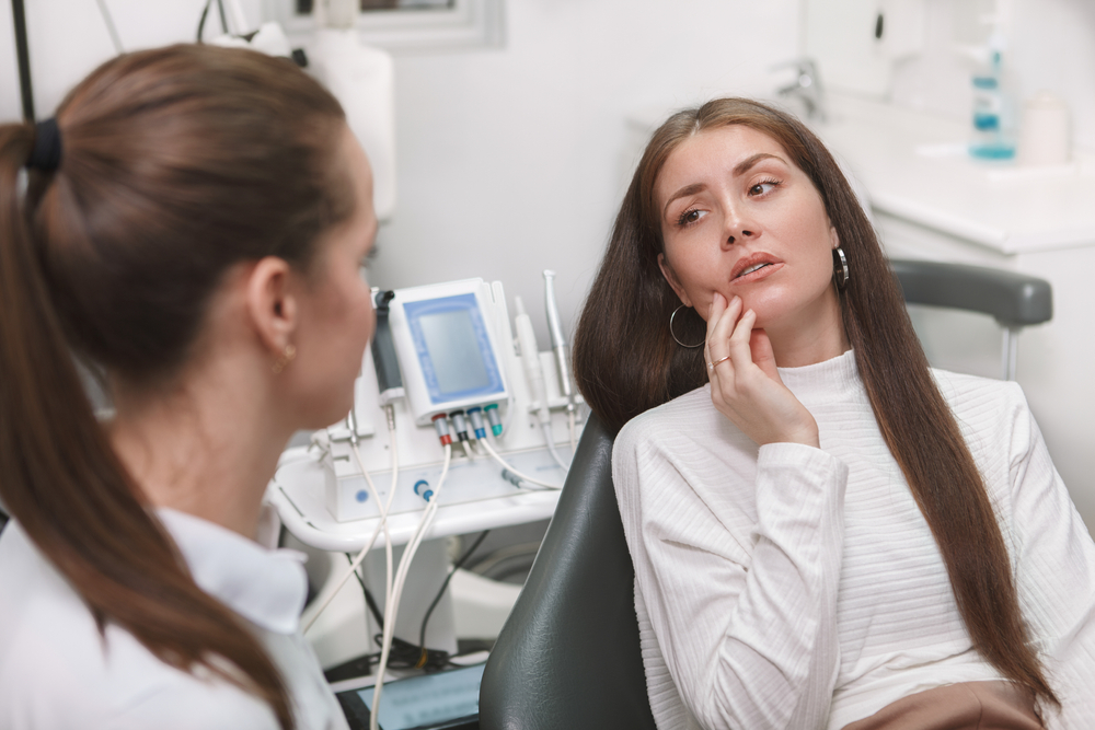 woman with mouth pain looking for emergency dentistry